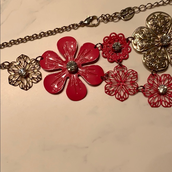 🌷 Claire’s Flower Statement Necklace - Picture 4 of 4